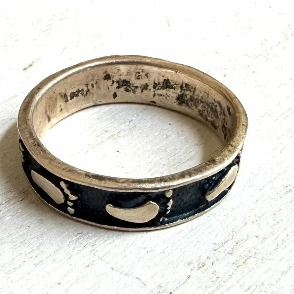 Vintage 925 Sterling Silver Footprint Band Ring Oxidized Walking Path Design